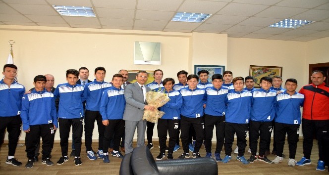 Akdeniz’in şampiyon futbolcuları Türkiye Şampiyonası için Osmaniye’ye uğurlandı