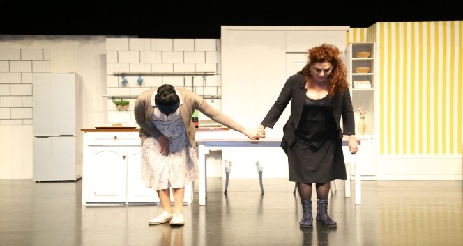 Meryem Reis ve Derya Alabora, KKTC’de ’Beyaz’la sahnede