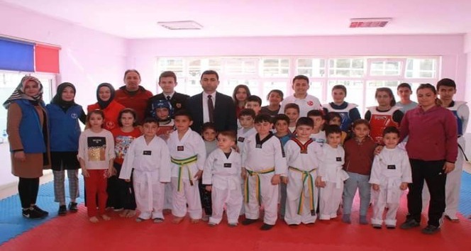 Kaymakam Girgin’den başarılı taekwondoculara destek