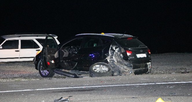 Kaza yapan araçlara başka araç çarptı: 2 ölü 2 yaralı