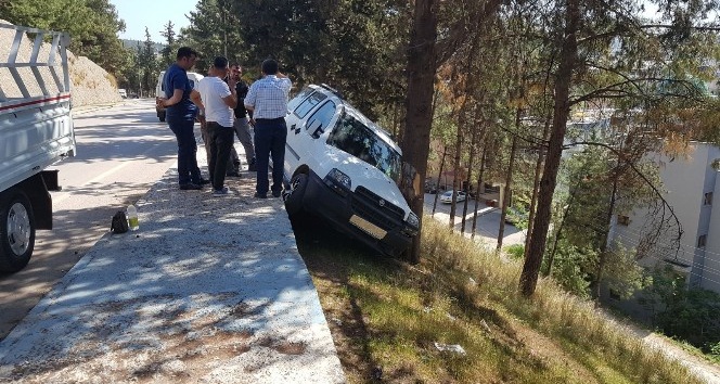 Hafif ticari aracı yuvarlanmaktan ağaç kurtardı