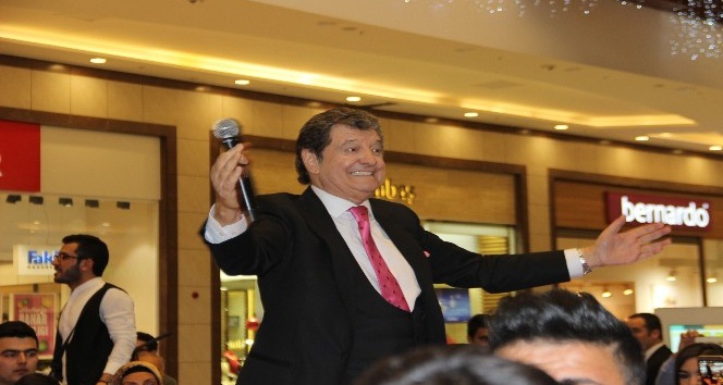 Ünlü sanatçı bir ilki gerçekleştirdi AVM’de klip çekti