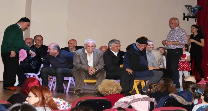 Dedeler ve nineler yarıştı, minikler alkışladı