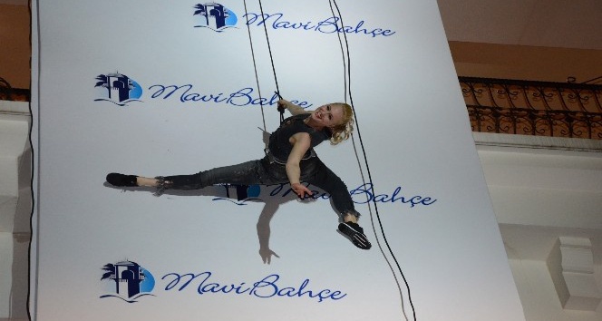 Dikey defile nefesleri kesti