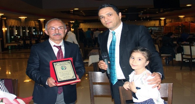 Emekli olan öğretim görevlisine plaketli veda