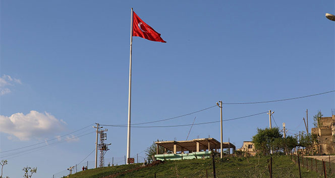 Teröristlerden temizlenen dağlarda dev Türk bayrağı dalgalanıyor
