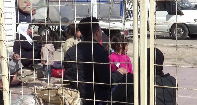 Suriyeliler Fırat Kalkanı ve Zeytin Dalı Harekatlarıyla teröristlerden temizlenen bölgelere gidiyor