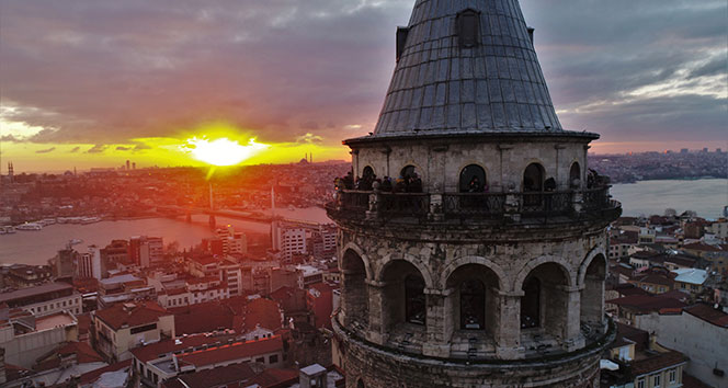Galata Kulesi gün batımı ile havadan görüntülendi