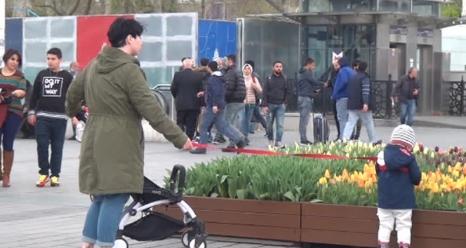 Taksim meydanında turistten çocuğuna ilginç önlem