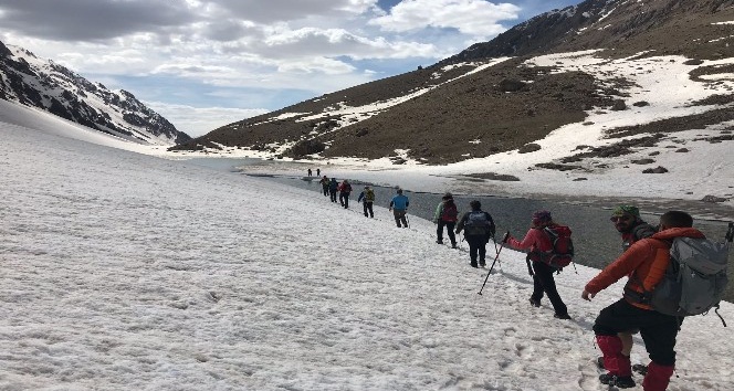 13 kişilik ekip, buzul göllerine tırmandı