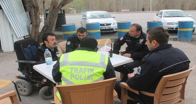 Engelli vatandaştan polislere sürpriz ziyaret