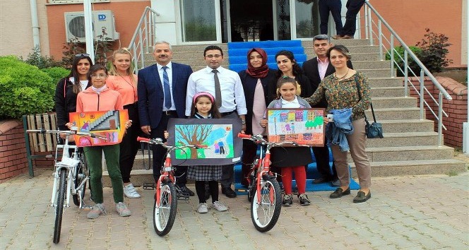 Resim yarışmasında dereceye giren öğrencilere bisiklet ödülü