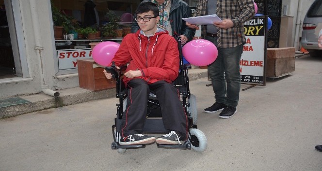 Öğrencinin akülü tekerlekli sandalye sevinci