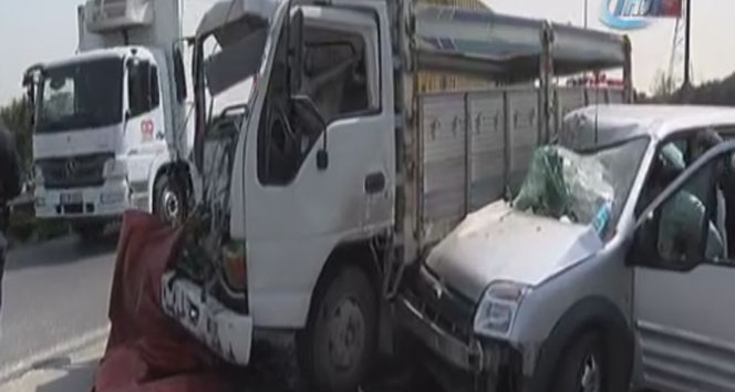 TEM Otoyolu&#039;nda 3 aracın karıştığı kazada 3 sürücü yaralandı