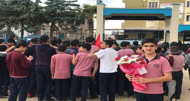 Okulda kavga ihbarına gelen polise pastalı sürpriz