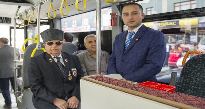 Özel halk otobüsü şoförü ve muavininden alkışlanacak hareket