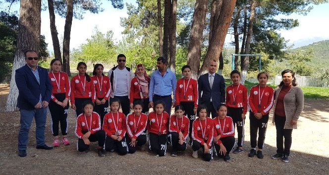 Köy okuluna alınan iki futbol topu yıldız kızları şampiyon yaptı