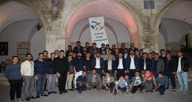AK Partili gençler lokum dağıttı