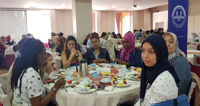 Misafir öğrenci ve aileleri kahvaltıda bir araya getirildi