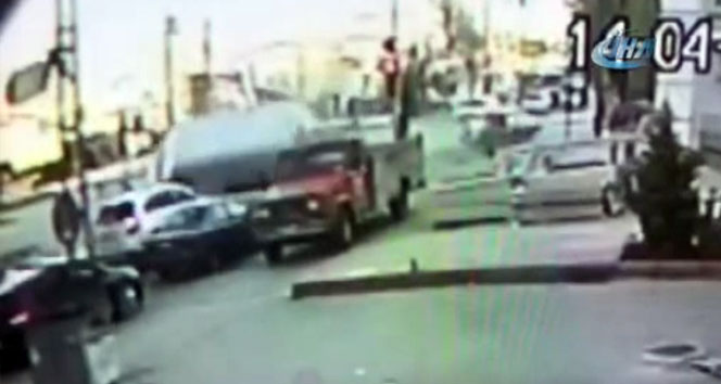 Kırmızı ışıkta geçen minibüsün kaza anı güvenlik kamerasında