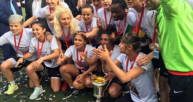Şampiyon Ataşehir Belediyespor kupasını kavuştu