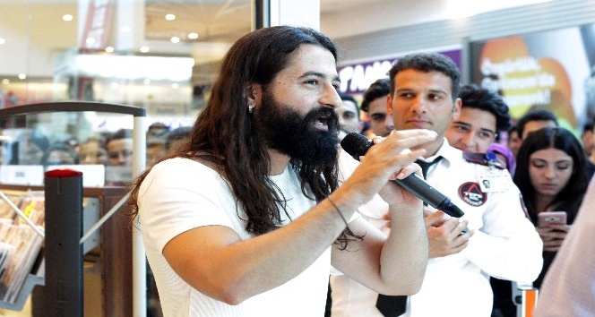 Koray Avcı hayranlarıyla buluştu
