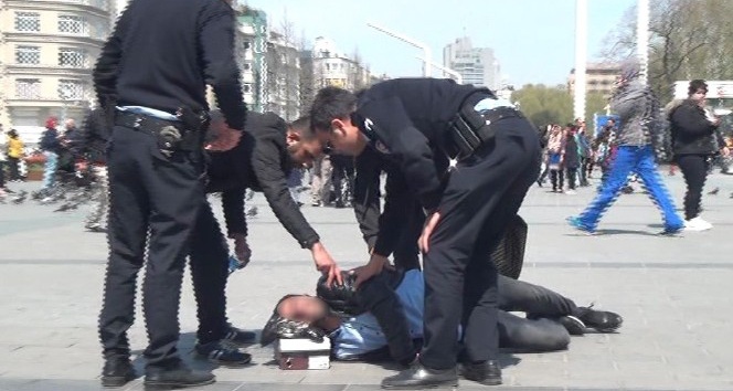 (Özel) Taksim’de epilepsi krizi geçiren genç kendini yerden yere attı