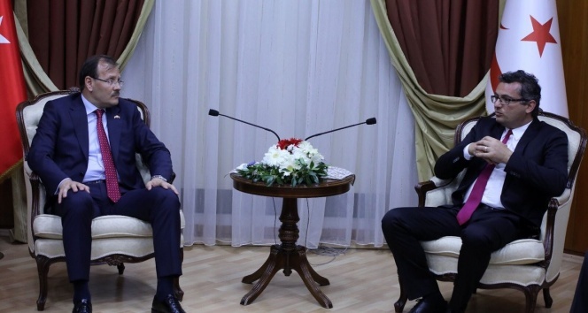 Hakan Çavuşoğlu, KKTC Başbakanı Erhürman ile bir araya geldi