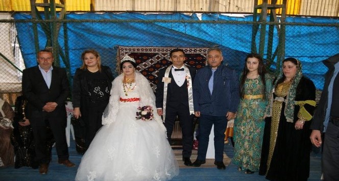 Vali Toprak, Kaya ve Noyan çiftinin düğün törenine katıldı