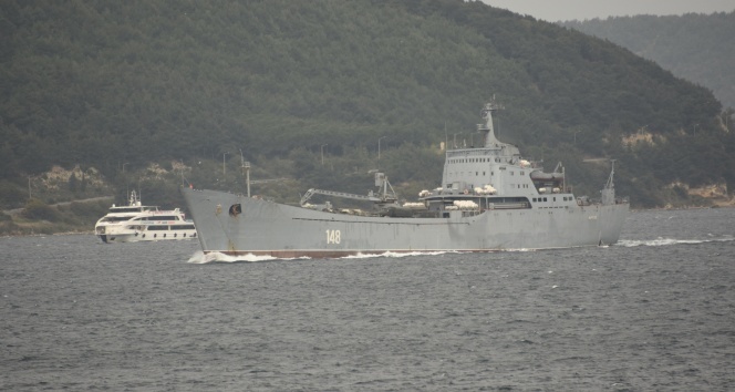 Askeri araç yüklü Rus savaş gemisi Çanakkale Boğazı&#039;ndan geçti