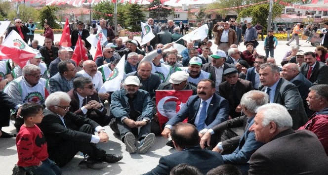 OHAL protestosu için Cacabey Meydanında oturma eylemi yaptılar