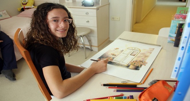 11 yaşındaki ressam 40 eserle sergi açtı