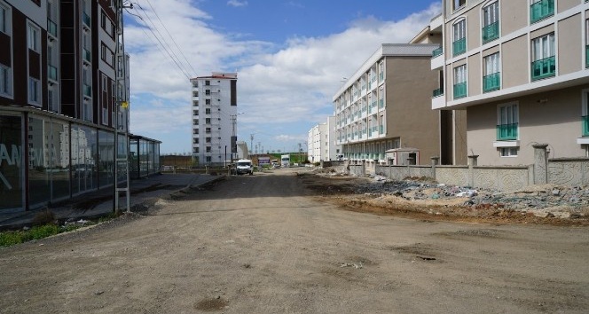 Yeni açılan sokaklar asfalta hazırlanıyor