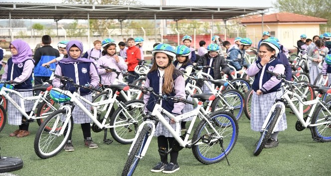 İzmit Belediyesi, Kandıralı çocuklara bisiklet dağıttı