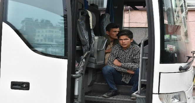 Tosya’da yolcu bileti kesilen 50 kaçak göçmen yakaladı