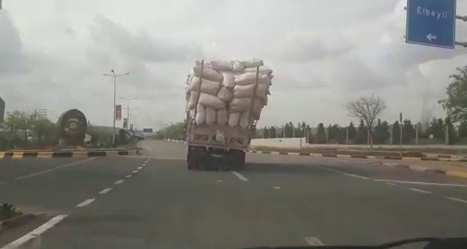 Aşırı yüklü kamyon trafikte tehlike saçtı