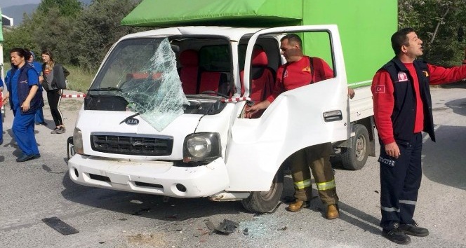 Kamyonet ile kamyon çarpıştı: 1 yaralı