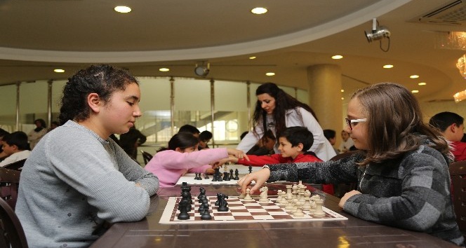 Öğrencilerin satranç hamlesi 23 Nisan için