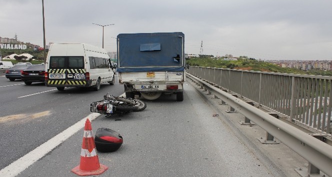 TEM’de motosikletli kamyonete çarptı : 1 ölü