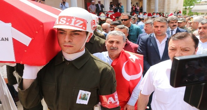 Sırtına Türk bayrağı geçirip şehit oğlunu son yolculuğuna uğurladı
