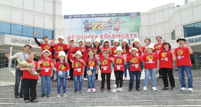 23 Nisan Festivali’ne gelen Kırgizistanlı çocuklar çiçeklerle karşılandı