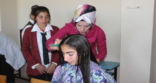 Siverek kırsalındaki kız öğrencilere saç bakımı