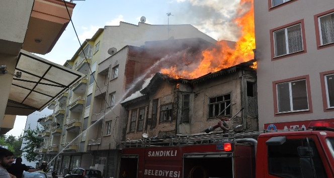 Sandıklı’da koruma altındaki 200 yıllık tarihi binada yangın