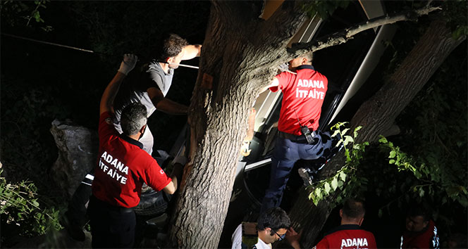 Şarampole devrilen otomobil ağaçta asılı kaldı: 4 yaralı