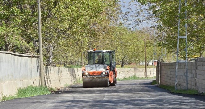 Vali Arslantaş, köy yollarında başlatılan sıcak asfaltlama çalışmalarını yerinde inceledi