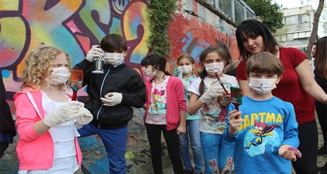Disleksili çocuklar VR ile sanal gezintiye çıktı, graffiti ile Beşiktaş duvarlarını renklendirdi