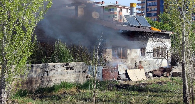 Sivas’ta kokutan ev yangını