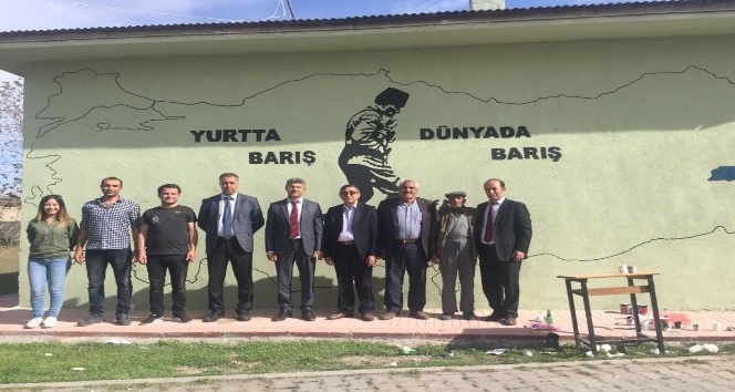 Okul duvarına Atatürk resmi yapıldı