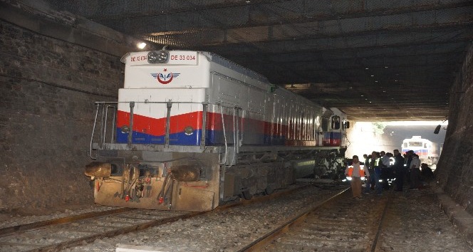 Yük treni raydan çıktı, seferler aksadı