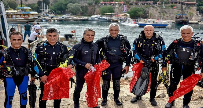Başkan Uysal, deniz dibi temizliği öncesi deneme dalışı yaptı